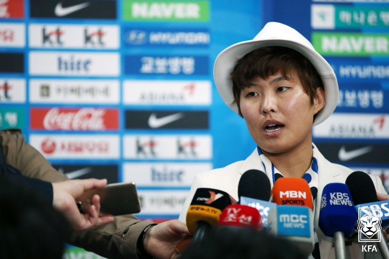 한국 여자 축구 사상 최고의 선수로 평가받는 지소연이 2년간 국내무대 생활을 청산하고 미국에서의 새 도전을 선택했다. 미국여자프로축구 시애틀 레인 구단은 25일 홈페이지를 통해 지소연과 2025시즌까지 동행한다고 발표했다. 시애틀 구단은 이번 계약이 구단 역사에서 중요한 순간이라며 지소연이 잉글랜드와 우리나라 무대를 거쳐 이룬 성과를 조명했다. 대한축구협회