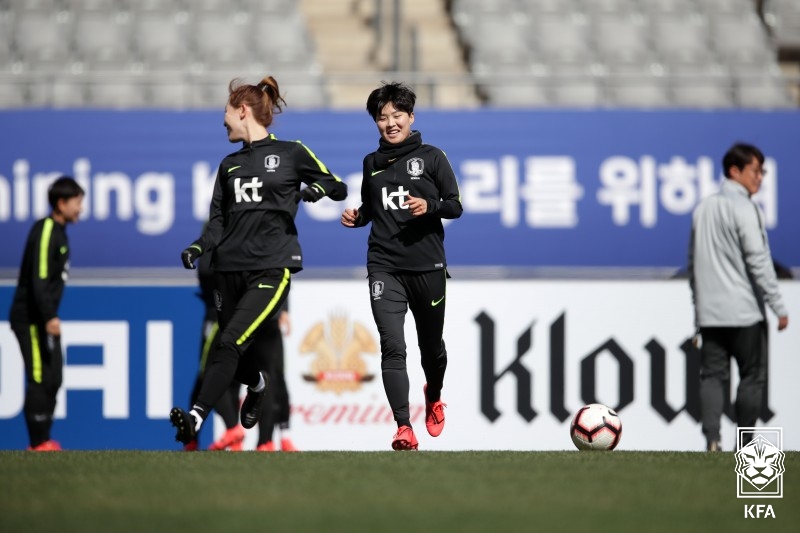 한국 여자 축구 사상 최고의 선수로 평가받는 지소연이 2년간 국내무대 생활을 청산하고 미국에서의 새 도전을 선택했다. 미국여자프로축구 시애틀 레인 구단은 25일 홈페이지를 통해 지소연과 2025시즌까지 동행한다고 발표했다. 시애틀 구단은 이번 계약이 구단 역사에서 중요한 순간이라며 지소연이 잉글랜드와 우리나라 무대를 거쳐 이룬 성과를 조명했다. 대한축구협회