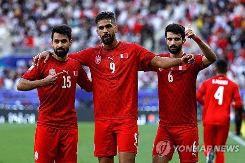 바레인 9번 압둘라 유수프 헬랄이 25일 카타르 도하에서 열린 2023 아시아축구연맹(AFC) 아시안컵 조별리그 E조 최종전 요르단과의 경기에서 선제골을 기록한 뒤 기뻐하고 있다. 로이터 연합뉴스