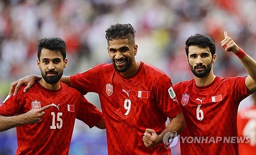 바레인 9번 압둘라 유수프 헬랄이 25일 카타르 도하에서 열린 2023 아시아축구연맹(AFC) 아시안컵 조별리그 E조 최종전 요르단과의 경기에서 선제골을 기록한 뒤 기뻐하고 있다. 로이터 연합뉴스