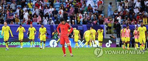 한국이 25일 카타르 알와크라 알자누브 스타디움에서 열린 말레이시아와의 2023 아시아축구연맹 아시안컵 카타르 조별리그 E조 맞대결에서 난타전 끝에 3-3 무승부를 거뒀다.  한국은 전반 21분 정우영이 선제골로 앞서갔으나 이후 두 골씩 주고받으며 역전과 재역전을 거듭하다가 후반 추가시간 14분 3-3 재동점포를 내주고 비겼다. 한국이 말레이시아에 3-3 동점골을 허용하자 손흥민이 아쉬워하고 있다. 알와크라 연합뉴스