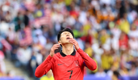 한국 축구대표팀 주장 손흥민이 25일(한국시간) 카타르에서 열린 2023 아시아축구연맹(AFC) 아시안컵 조별리그 D조 최종전에서 말레이시아와의 경기가 3-3 무승부로 종료된 뒤 아쉬워 하고 있다. 연합뉴스