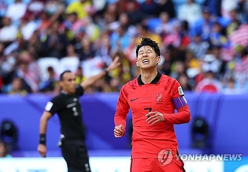 25일(현지시간) 카타르 알와크라 알자누브 스타디움 열린 2023 아시아축구연맹(AFC) 아시안컵 조별리그 E조 최종전 한국과 말레이시아의 경기. 대표팀 손흥민이 골 찬스를 놓친 뒤 아쉬워하고 있다. 연합뉴스