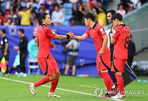 25일(현지시간) 카타르 알와크라 알자누브 스타디움 열린 2023 아시아축구연맹(AFC) 아시안컵 조별리그 E조 최종전 한국과 말레이시아의 경기 후반전. 대표팀 황희찬이 조규성과 교체 투입되고 있다. 연합뉴스