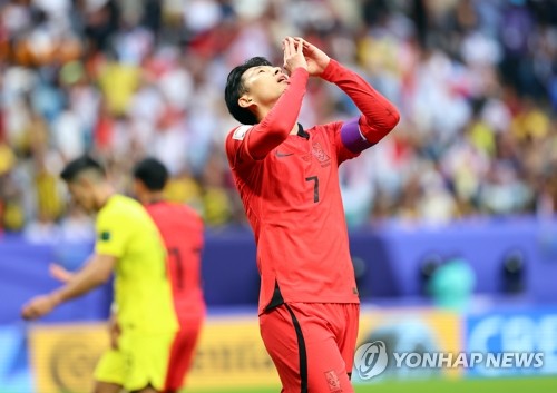 위르겐 클린스만 감독이 이끄는 한국 축구대표팀은 25일 카타르 알와크라의 알자누브 스타디움에서 열린 말레이시아와의 2023 아시아축구연맹 카타르 아시안컵 조별리그 E조 마지막 3차전에서 가까스로 3-3 무승부를 거뒀다. 손흥민이 찬스를 놓친 뒤 탄식하고 있다. 알와크라 연합뉴스