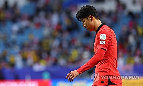 위르겐 클린스만 감독이 이끄는 한국 축구대표팀은 25일 카타르 알와크라의 알자누브 스타디움에서 열린 말레이시아와의 2023 아시아축구연맹 카타르 아시안컵 조별리그 E조 마지막 3차전에서 가까스로 3-3 무승부를 거뒀다. 손흥민이 3-3으로 비긴 뒤 그라운드를 떠나고 있다. 알와크라 연합뉴스