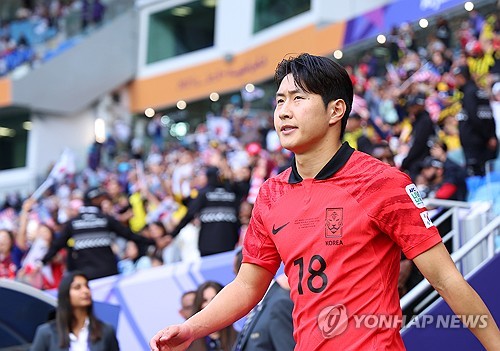 25일(현지시간) 카타르 알와크라 알자누브 스타디움 열린 2023 아시아축구연맹(AFC) 아시안컵 조별리그 E조 최종전 한국과 말레이시아의 경기. 이강인이 경기장에 들어서고 있다. 연합뉴스