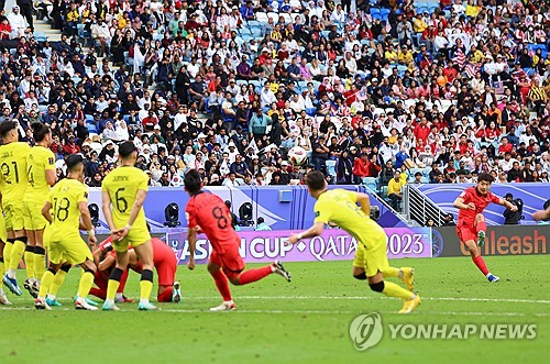 이강인이 25일(현지시간) 카타르 알와크라 알자누브 스타디움 열린 2023 아시아축구연맹(AFC) 아시안컵 조별리그 E조 최종전 한국과 말레이시아의 경기 후반전에 2-2 동점을 만드는 프리킥을 성공 시키고 있다. 연합뉴스