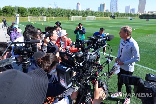 대한민국 축구대표팀을 이끄는 위르겐 클린스만 감독이 2023 아시아축구연맹 카타르 아시안컵 본선 조별리그 졸전에도 불구하고 취재진을 향해 결승전까지 숙박을 연장하라며 자신감을 한껏 내비쳤다. 한국은 조별리그에서 E조 2위를 차지해 16강에 올랐다. F조 1위인 사우디아라비아와 8강 티켓을 놓고 다툰다. 도하 연합뉴스 