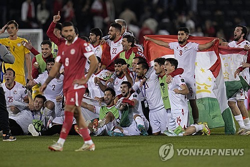 타지키스탄 축구대표팀이 2023 아시아축구연맹(AFC) 아시안컵 카타르에서 16강 진출에 성공해 기뻐하고 있다. AP연합뉴스