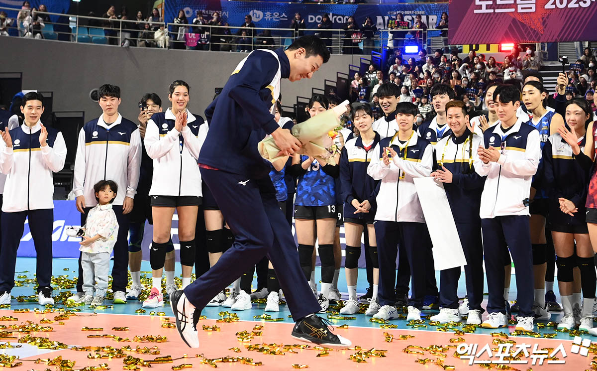 남자 프로배구 한국전력의 신영석이 27일 인천 삼산월드체육관에서 열린 도드람 2023-2024 V리그 올스타전에서 세리머니상을 수상한 뒤 춤을 추고 있다. 박지영 기자