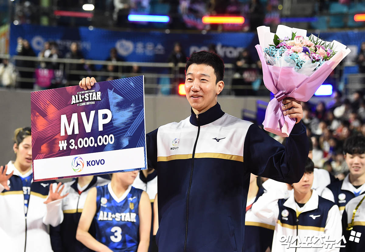 남자 프로배구 한국전력의 신영석이 27일 인천 삼산월드체육관에서 열린 도드람 2023-2024 V리그 올스타전에서 남자부 MVP를 수상했다. 박지영 기자