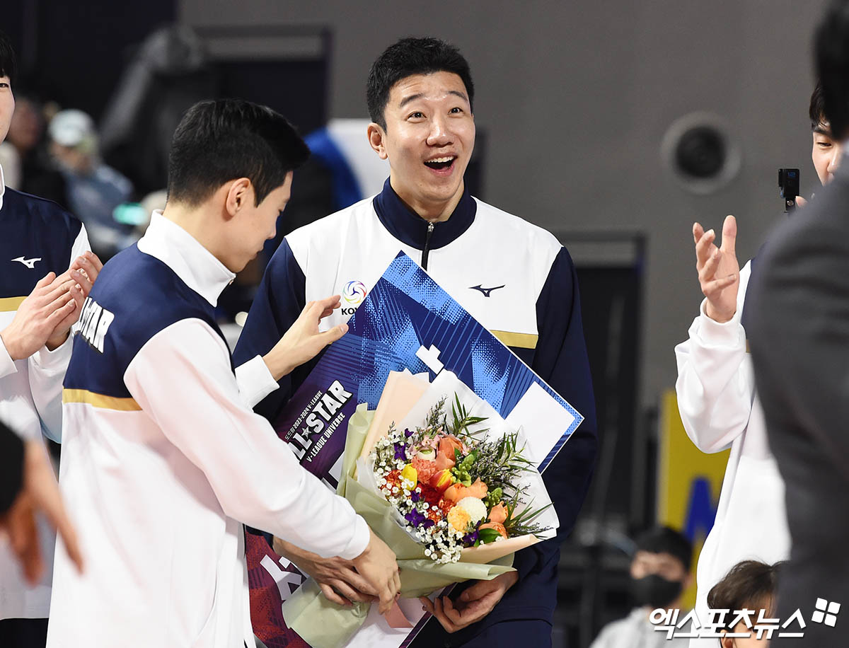 남자 프로배구 한국전력의 신영석이 27일 인천 삼산월드체육관에서 열린 도드람 2023-2024 V리그 올스타전에서 남자부 MVP를 수상했다. 박지영 기자