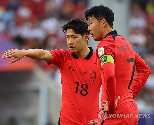 20일(현지시간) 카타르 도하 앗수마마 스타디움에서 열린 2023 아시아축구연맹(AFC) 카타르 아시안컵 조별리그 E조 2차전 요르단과 한국의 경기. 손흥민과 이강인이 프리킥을 준비하고 있다. 연합뉴스