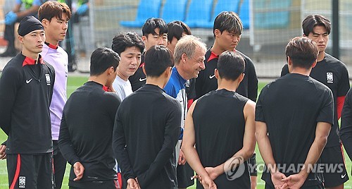 위르겐 클린스만 감독이 지휘하는 대한민국 축구대표팀이 27일 카타르 도하 알에글라 훈련장에서 2023 아시아축구연맹 카타르 아시안컵 16강 사우디아라비아전 대비 첫 훈련에 돌입했다. 대표팀은 28일부턴 사우디전 경기 시간인 현지시간 오후 7시에 맞춰 오후 훈련을 시작한다. 도하 연합뉴스