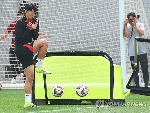 위르겐 클린스만 감독이 지휘하는 대한민국 축구대표팀이 27일 카타르 도하 알에글라 훈련장에서 2023 아시아축구연맹 카타르 아시안컵 16강 사우디아라비아전 대비 첫 훈련에 돌입했다. 대표팀은 28일부턴 사우디전 경기 시간인 현지시간 오후 7시에 맞춰 오후 훈련을 시작한다. 도하 연합뉴스