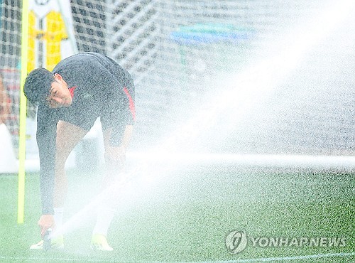 위르겐 클린스만 감독이 지휘하는 대한민국 축구대표팀이 27일 카타르 도하 알에글라 훈련장에서 2023 아시아축구연맹 카타르 아시안컵 16강 사우디아라비아전 대비 첫 훈련에 돌입했다. 대표팀은 28일부턴 사우디전 경기 시간인 현지시간 오후 7시에 맞춰 오후 훈련을 시작한다. 도하 연합뉴스