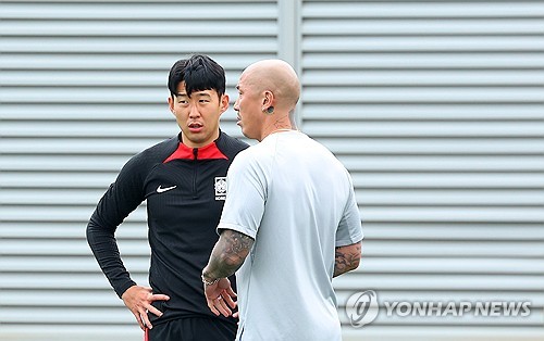 위르겐 클린스만 감독이 지휘하는 대한민국 축구대표팀이 27일 카타르 도하 알에글라 훈련장에서 2023 아시아축구연맹 카타르 아시안컵 16강 사우디아라비아전 대비 첫 훈련에 돌입했다. 대표팀은 28일부턴 사우디전 경기 시간인 현지시간 오후 7시에 맞춰 오후 훈련을 시작한다. 도하 연합뉴스