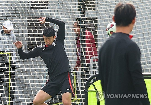 위르겐 클린스만 감독이 지휘하는 대한민국 축구대표팀이 27일 카타르 도하 알에글라 훈련장에서 2023 아시아축구연맹 카타르 아시안컵 16강 사우디아라비아전 대비 첫 훈련에 돌입했다. 대표팀은 28일부턴 사우디전 경기 시간인 현지시간 오후 7시에 맞춰 오후 훈련을 시작한다. 도하 연합뉴스