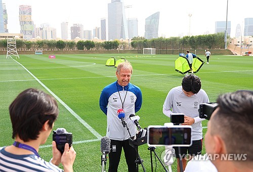 위르겐 클린스만 감독이 지휘하는 대한민국 축구대표팀이 27일 카타르 도하 알에글라 훈련장에서 2023 아시아축구연맹 카타르 아시안컵 16강 사우디아라비아전 대비 첫 훈련에 돌입했다. 대표팀은 28일부턴 사우디전 경기 시간인 현지시간 오후 7시에 맞춰 오후 훈련을 시작한다. 도하 연합뉴스