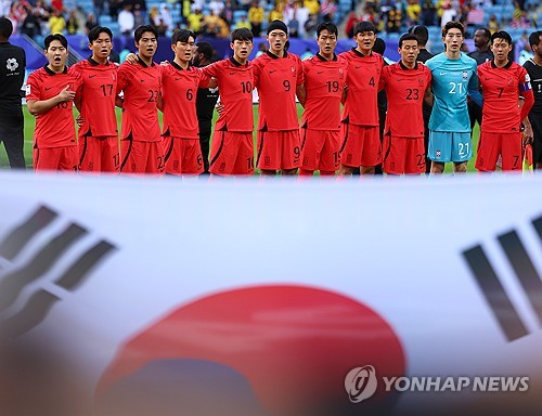 위르겐 클린스만 감독이 지휘하는 대한민국 축구대표팀이 25일 카타르 알와크라 알자누브 경기장에서 열린 2023 아시아축구연맹 카타르 아시안컵 조별리그 3차전 말레이시아전에 앞서 국민의례를 하고 있다. 대표팀은 28일부턴 사우디전 경기 시간인 현지시간 오후 7시에 맞춰 도하 알에글라 경기장에서 오후 훈련을 시작한다. 알와크라 연합뉴스