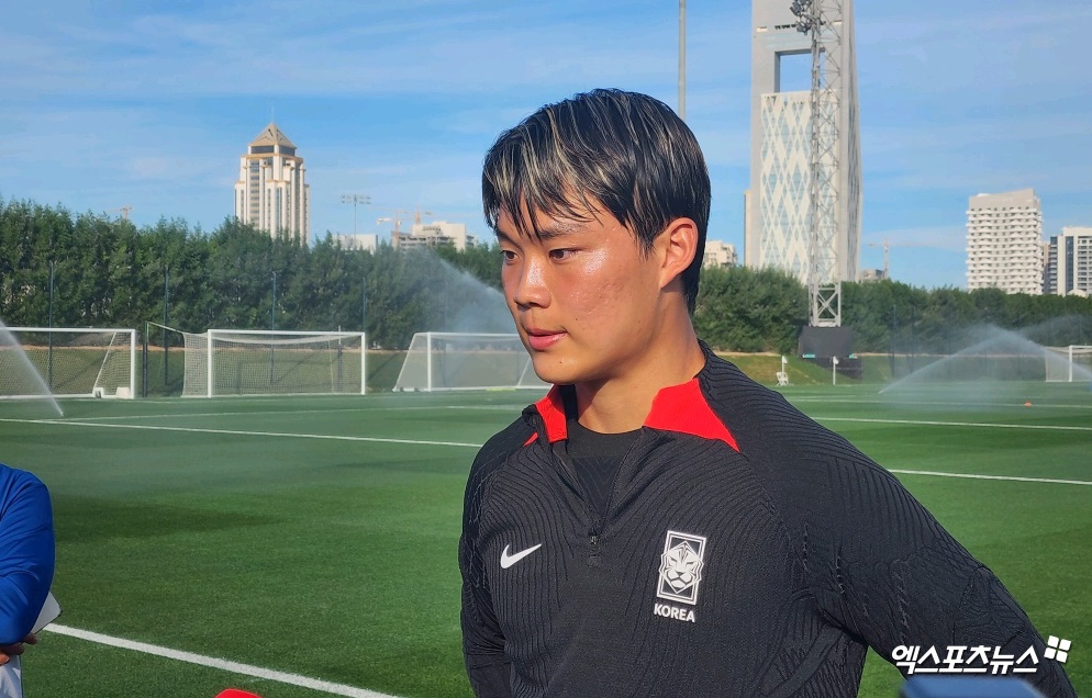 대한민국 축구 대표팀 공격수 오현규가 28일 카타르 도하 알에글라 훈련장에서 훈련 전 인터뷰에 응하고 있다. 도한 권동환 기자