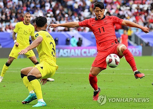 25일(현지시간) 카타르 알와크라 알자누브 스타디움 열린 2023 아시아축구연맹(AFC) 아시안컵 조별리그 E조 최종전 한국과 말레이시아의 경기. 부상에서 복귀한 황희찬이 후반 교체 투입돼 볼경합을 벌이고 있다. 연합뉴스