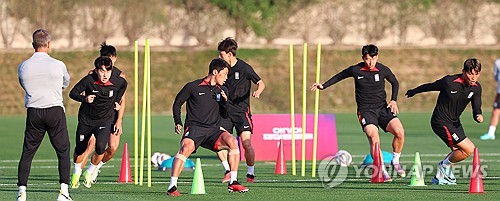 한국 축구 대표팀 이강인, 황희찬, 손흥민, 오현규 등 선수들이 28일(현지시간) 카타르 도하 알에글라 훈련장에서 팀 훈련을 하고 있다. 연합뉴스