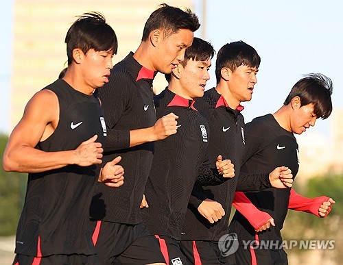 28일(현지시간) 카타르 도하 알에글라 훈련장에서 축구 대표팀 정우영(왼쪽부터), 정승현, 황인범, 김민재, 양현준이 본 훈련에 앞서 연습장을 뛰며 몸을 풀고 있다. 연합뉴스