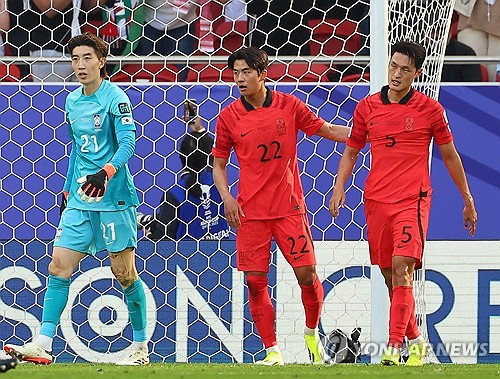20일(현지시간) 카타르 도하 앗수마마 스타디움에서 열린 2023 아시아축구연맹(AFC) 카타르 아시안컵 조별리그 E조 2차전 요르단과 한국의 경기. 설영우가 자책골을 넣은 박용우를 다독이고 있다. 연합뉴스