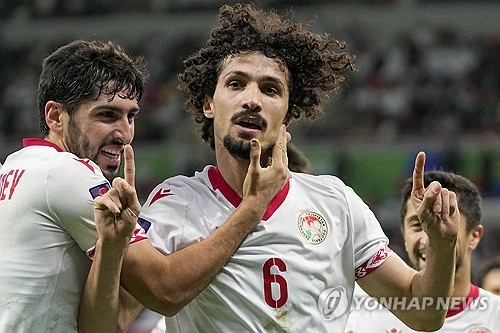 타지키스탄이 28일(한국시간) 카타르 도하에서 열린 2023 아시아축구연맹(AFC) 아시안컵 16강 아랍에미리트(UAE)과의 경기에서 승부차기 끝에 승리해 8강 진출에 성공했다. 바흐다트 하노노프가 선제골을 터트린 후 세리머니를 하고 있다. AP연합뉴스
