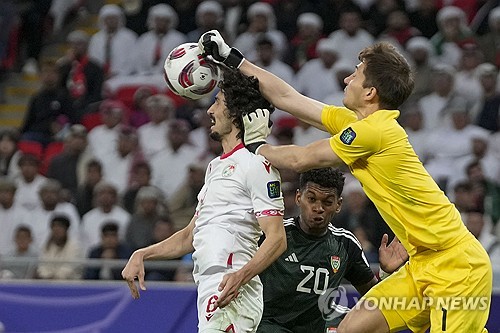 타지키스탄이 28일(한국시간) 카타르 도하에서 열린 2023 아시아축구연맹(AFC) 아시안컵 16강 아랍에미리트(UAE)과의 경기에서 승부차기 끝에 승리해 8강 진출에 성공했다. 루스탐 야티모프가 공중볼을 쳐내고 있다. AP연합뉴스