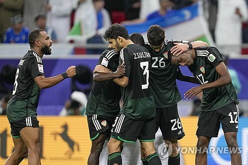 아랍에미리트(UAE) 28일(한국시간) 카타르 도하에서 열린 2023 아시아축구연맹(AFC) 아시안컵 16강 타지키스탄과의 경기에서 승부차기 끝에 패해 8강 진출에 실패했다. UAE 선수들이 동점골을 터트린 칼리파 알함마디를 축하해 주고 있다. AP연합뉴스
