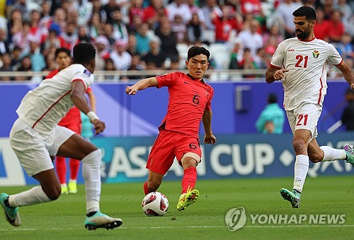 20일(현지시간) 카타르 도하 앗수마마 스타디움에서 열린 2023 아시아축구연맹(AFC) 카타르 아시안컵 조별리그 E조 2차전 요르단과 한국의 경기. 황인범이 손흥민을 향해 스루패스를 시도하고 있다. 연합뉴스