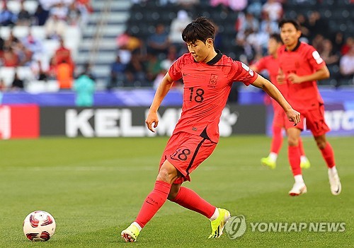 15일(현지시간) 카타르 도하 자심 빈 하마드 스타디움에서 열린 2023 아시아축구연맹(AFC) 아시안컵 조별리그 E조 한국과 바레인의 경기. 대표팀 이강인이 바레인 문전으로 패스를 찔러 넣고 있다. 연합뉴스