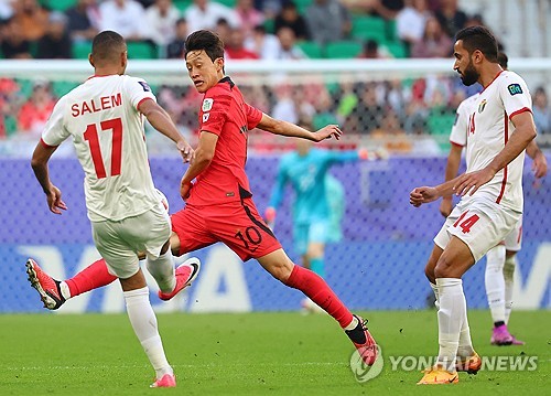 20일(현지시간) 카타르 도하 앗수마마 스타디움에서 열린 2023 아시아축구연맹(AFC) 카타르 아시안컵 조별리그 E조 2차전 요르단과 한국의 경기. 이재성이 요르단 살렘 알 아잘린의 패스를 막기 위해 다리를 뻗고 있다. 연합뉴스