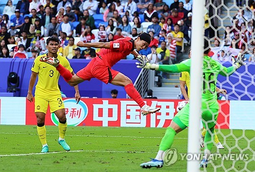 25일(현지시간) 카타르 알와크라 알자누브 스타디움 열린 2023 아시아축구연맹(AFC) 아시안컵 조별리그 E조 최종전 한국과 말레이시아의 경기. 대표팀 조규성이 헤더를 시도하고 있다. 연합뉴스