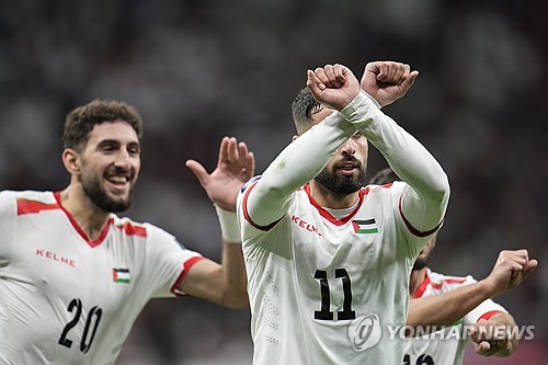 카타르가 29일(한국시간) 카타르 알호르 알바이트 스타디움에서 열린 2023 아시아축구연맹(AFC) 아시안컵 카타르 16강 팔레스타인전에서 2-1 역전승을 거뒀다. 팔레스타인 공격수 오데이 다바가 선제골을 터트린 후 세리머니를 하고 있다. AP연합뉴스