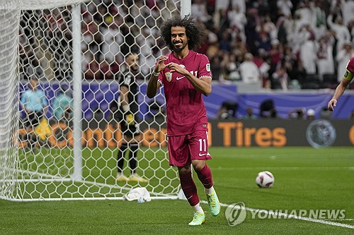 카타르가 29일(한국시간) 카타르 알호르 알바이트 스타디움에서 열린 2023 아시아축구연맹(AFC) 아시안컵 카타르 16강 팔레스타인전에서 2-1 역전승을 거뒀다. 카타르 공격수 아크람 아피프가 페널티킥을 성공시킨 뒤 세리머니를 하고 있다. AP연합뉴스