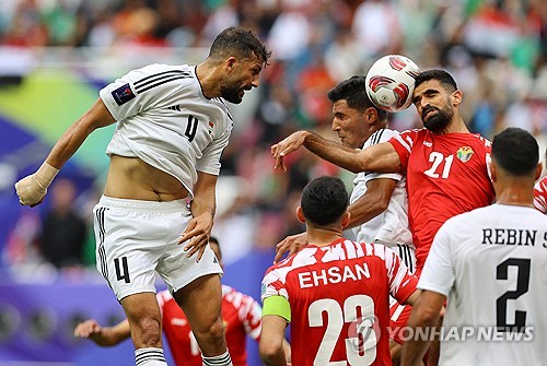 한국과 조별예선에서 무승부를 거뒀던 요르단이 16강전에서 이라크를 상대로 대역전극을 펼치며 8강에 진출했다. 요르단은 8강에서 파울루 벤투 감독이 이끄는 UAE를 격파한 타지키스탄을 만난다. 사진 연합뉴스