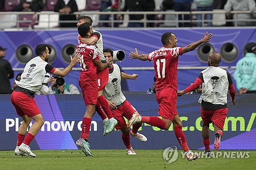 한국과 조별예선에서 무승부를 거뒀던 요르단이 16강전에서 이라크를 상대로 대역전극을 펼치며 8강에 진출했다. 요르단은 8강에서 파울루 벤투 감독이 이끄는 UAE를 격파한 타지키스탄을 만난다. 사진 연합뉴스