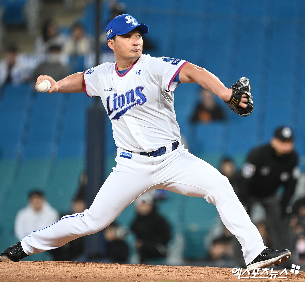 삼성 라이온즈 우완투수 오승환이 2023 신한은행 SOL KBO리그 두산 베어스와의 경기에 구원 등판해 역투하고 있다. 오승환은 올해 1군이 아닌 2군 퓨처스팀에서 스프링캠프를 시작한다. 엑스포츠뉴스 DB