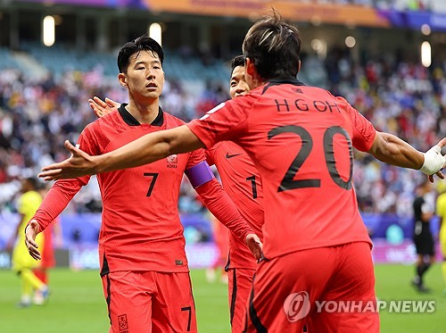 25일(현지시간) 카타르 알와크라 알자누브 스타디움 열린 2023 아시아축구연맹(AFC) 아시안컵 조별리그 E조 최종전 한국과 말레이시아의 경기. 페널티킥으로 역전골을 넣은 손흥민이 오현규, 황희찬과 기뻐하고 있다. 연합뉴스