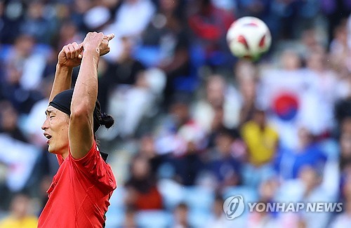 25일(현지시간) 카타르 알와크라 알자누브 스타디움 열린 2023 아시아축구연맹(AFC) 아시안컵 조별리그 E조 최종전 한국과 말레이시아의 경기. 조규성이 동료에게 크로스를 더 높게 띄워줄 것을 요청하고 있다. 연합뉴스