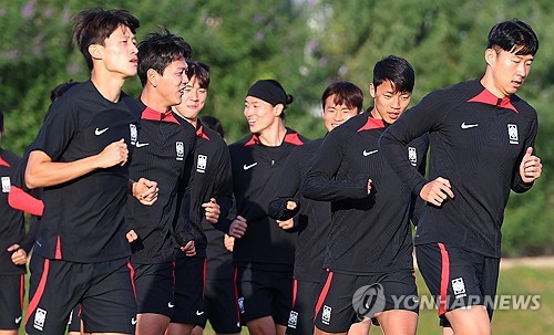 28일(현지시간) 카타르 도하 알에글라 훈련장에서 축구 대표팀 선수들이 본 훈련에 앞서 연습장을 뛰며 몸을 풀고 있다. 연합뉴스