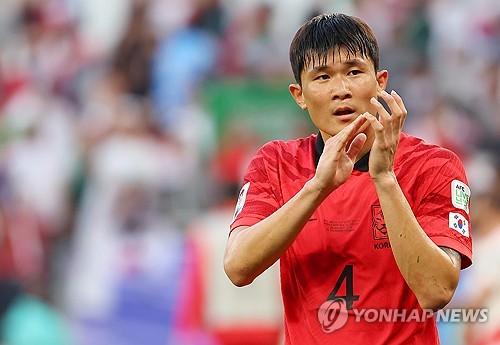 20일(현지시간) 카타르 도하 앗수마마 스타디움에서 열린 2023 아시아축구연맹(AFC) 카타르 아시안컵 조별리그 E조 2차전 요르단과 한국의 경기에서 2대2 무승부를 거둔 대표팀 김민재가 팬들을 향해 인사하고 있다. 연합뉴스