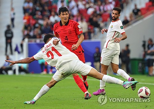 20일(현지시간) 카타르 도하 앗수마마 스타디움에서 열린 2023 아시아축구연맹(AFC) 카타르 아시안컵 조별리그 E조 2차전 요르단과 한국의 경기. 김민재가 요르단 니자르 알라시단의 수비를 피해 전방 스루패스를 찔러주고 있다. 연합뉴스