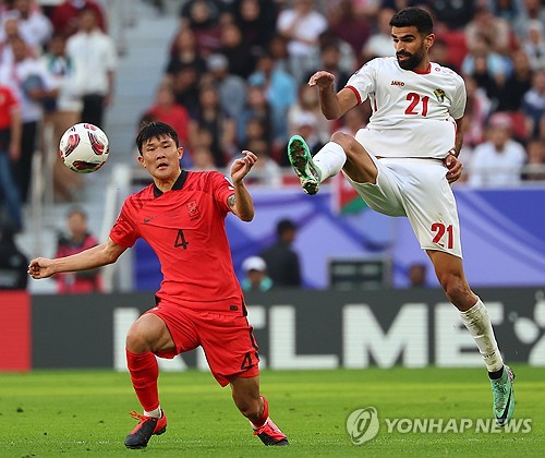 20일(현지시간) 카타르 도하 앗수마마 스타디움에서 열린 2023 아시아축구연맹(AFC) 카타르 아시안컵 조별리그 E조 2차전 요르단과 한국의 경기. 김민재가 니자르 알라시단와 볼경합을 벌이고 있다. 연합뉴스