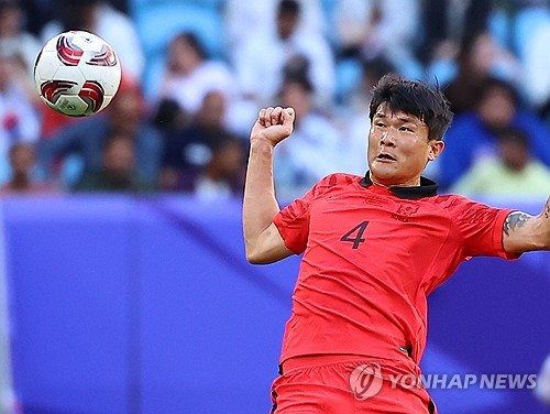 25일(현지시간) 카타르 알와크라 알자누브 스타디움 열린 2023 아시아축구연맹(AFC) 아시안컵 조별리그 E조 최종전 한국과 말레이시아의 경기에서 전반 김민재가 공을 걷어내고 있다. 연합뉴스