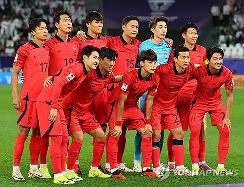 30일(현지시간) 카타르 알라이얀에서 에듀케이션 시티 스타디움에서 열린 2023 아시아축구연맹(AFC) 아시안컵 16강전 한국과 사우디아라비아의 경기. 한국 대표팀 선수들이 기념촬영하고 있다. 연합뉴스